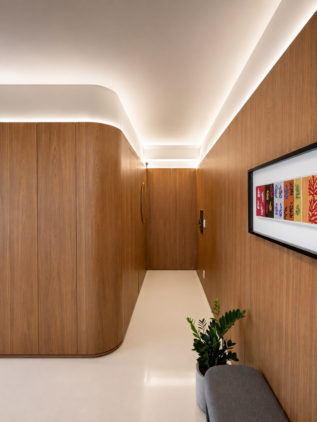 Hall residencial com marcenaria curva e iluminação embutida executada pela Arandu